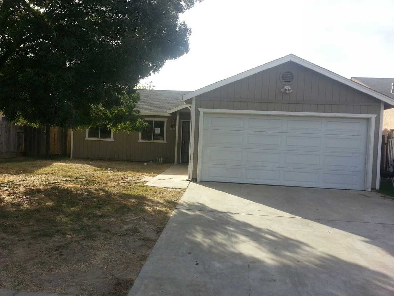 3209 Crownview Dr - Photo 2 of 9