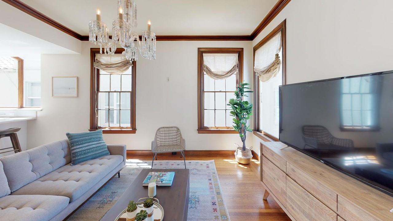 Incredible Marina house along the waterfront - Photo 2 of 15