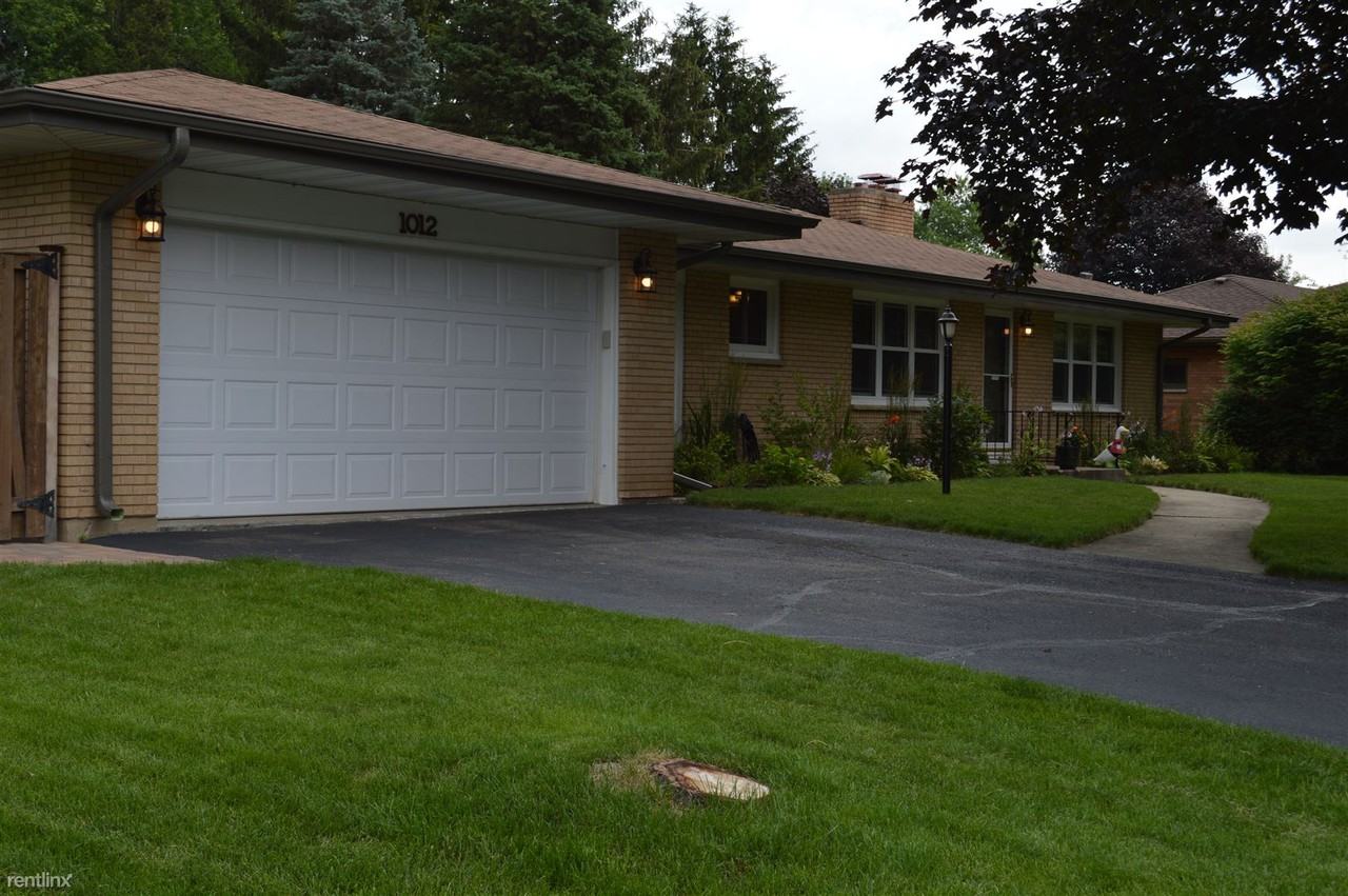 1012 Meadow Ln - Photo 3 of 30