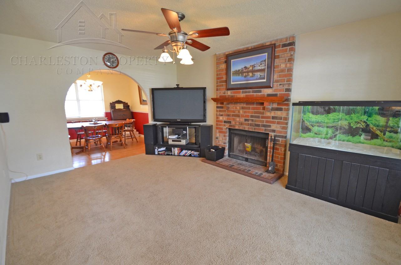 2296 Boulder Ct - Photo 2 of 8