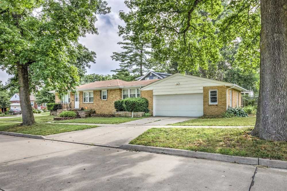 1615 Bredell Ave - Photo 2 of 25