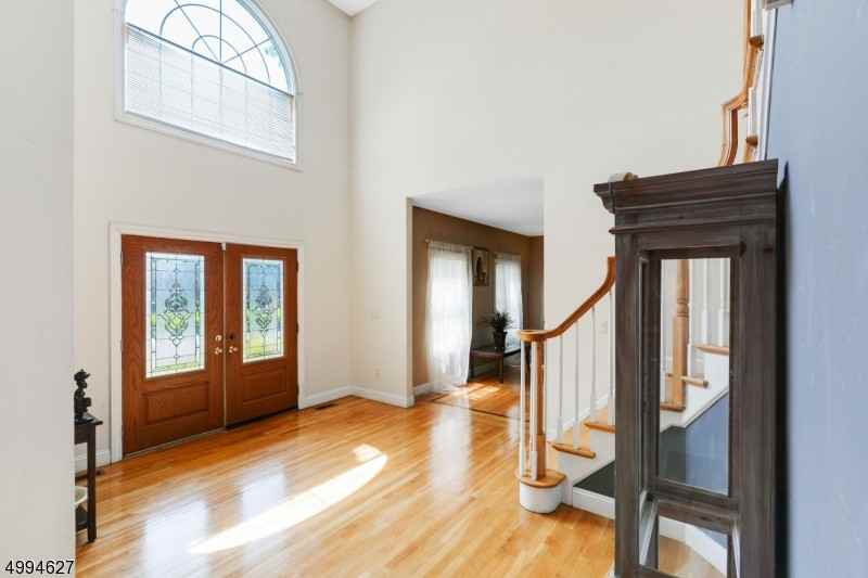 330 Mountain Ave - Photo 2 of 20