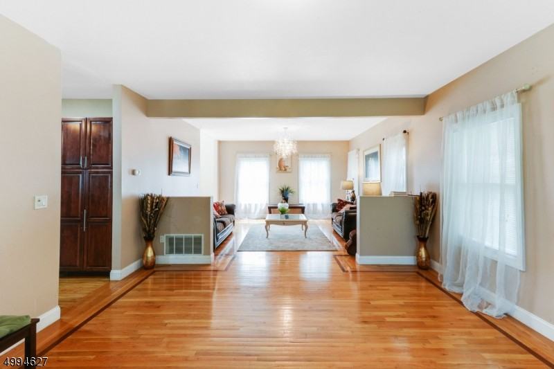 330 Mountain Ave - Photo 3 of 20