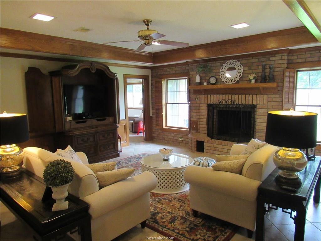 2704 Red Hill Dr - Photo 2 of 18