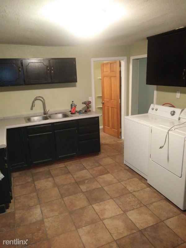 324 W Sixth Street 1/2 - Photo 2 of 11