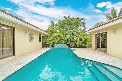 6511 Nw 52nd St - Photo 3 of 8