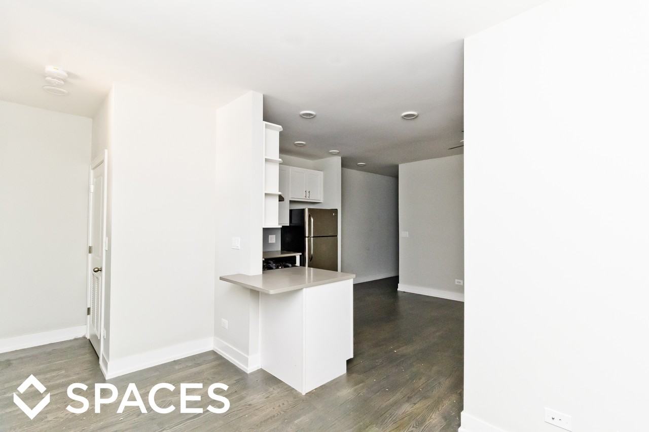 4951 North Oakley - Photo 2 of 10