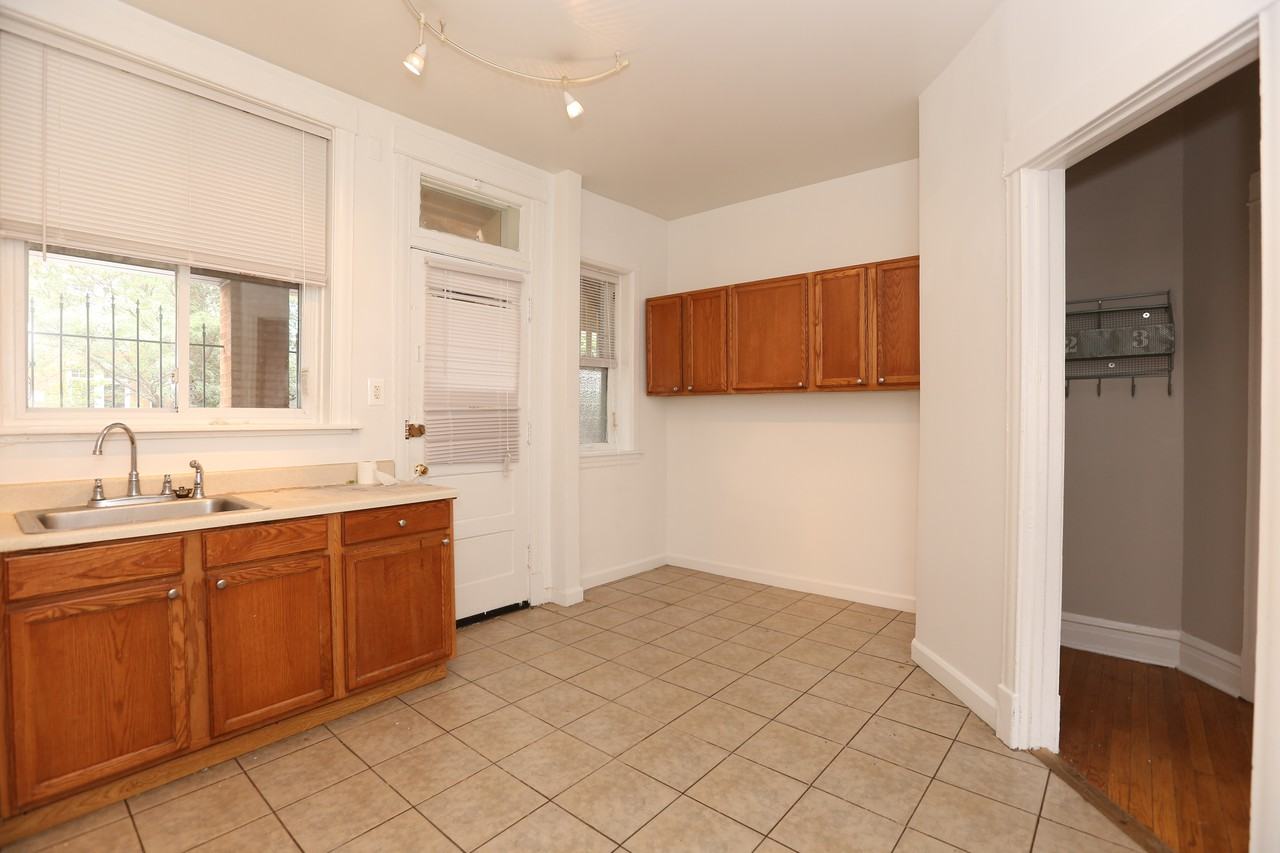 1449 W Argyle St - Photo 2 of 10