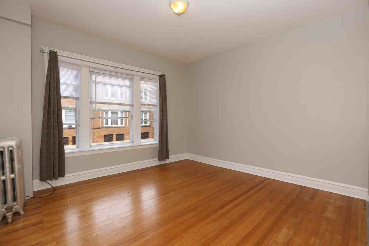 1449 W Argyle St - Photo 3 of 10