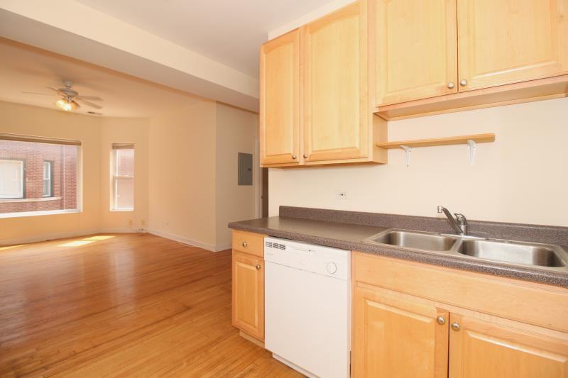 859 W Cornelia Ave - Photo 3 of 6