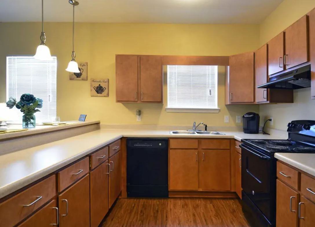 Oak Manor Villas - Photo 2 of 13