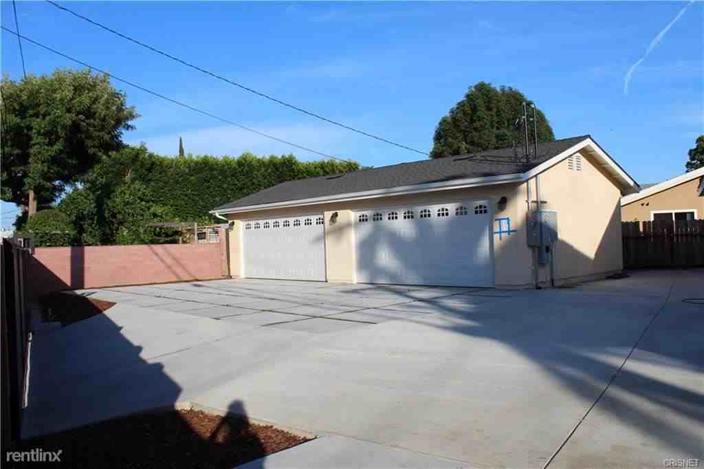 21733 Tuba St - Photo 3 of 12