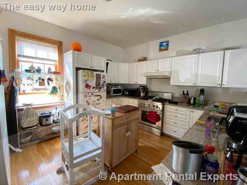 267 Broadway #B - Photo 3 of 22