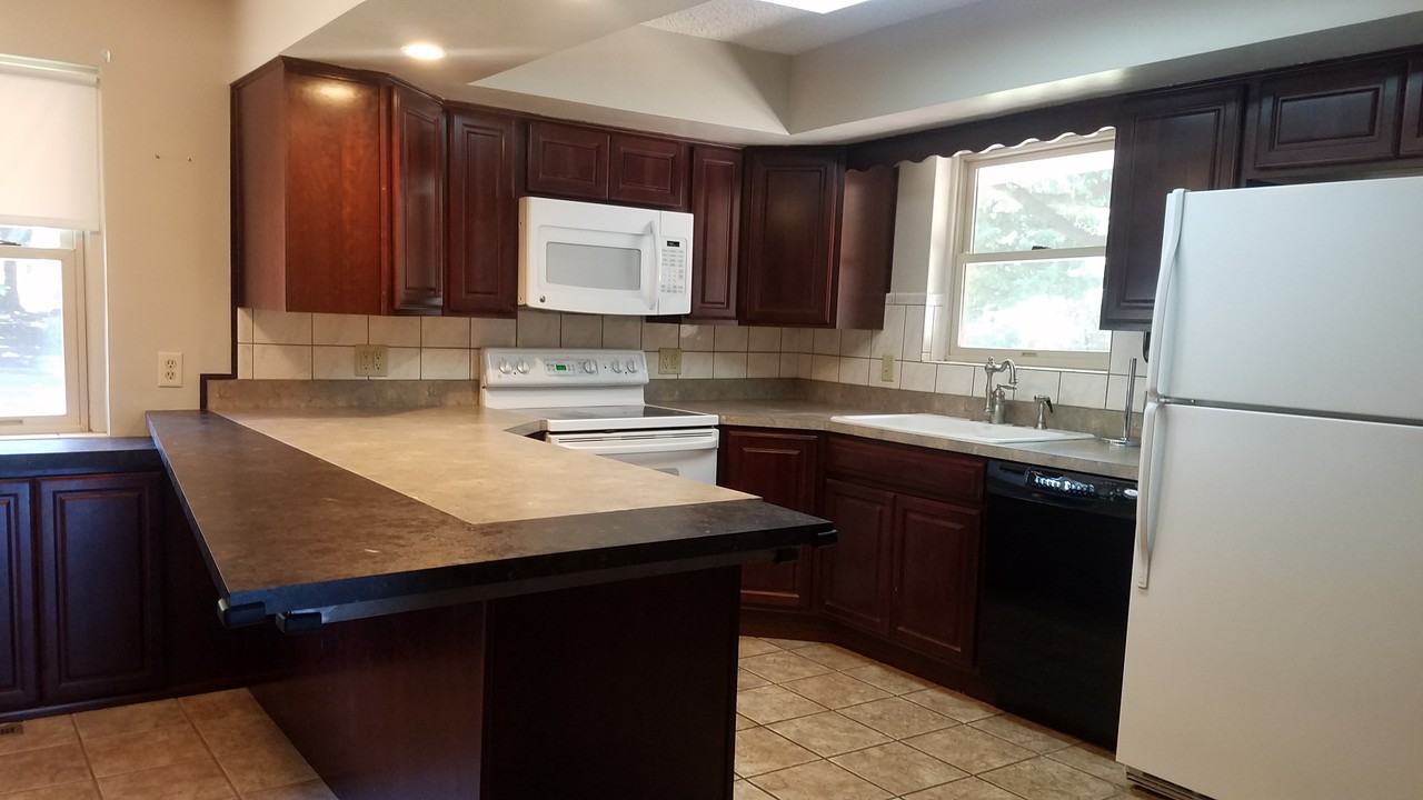 370 South Cotner Boulevard - Photo 2 of 13