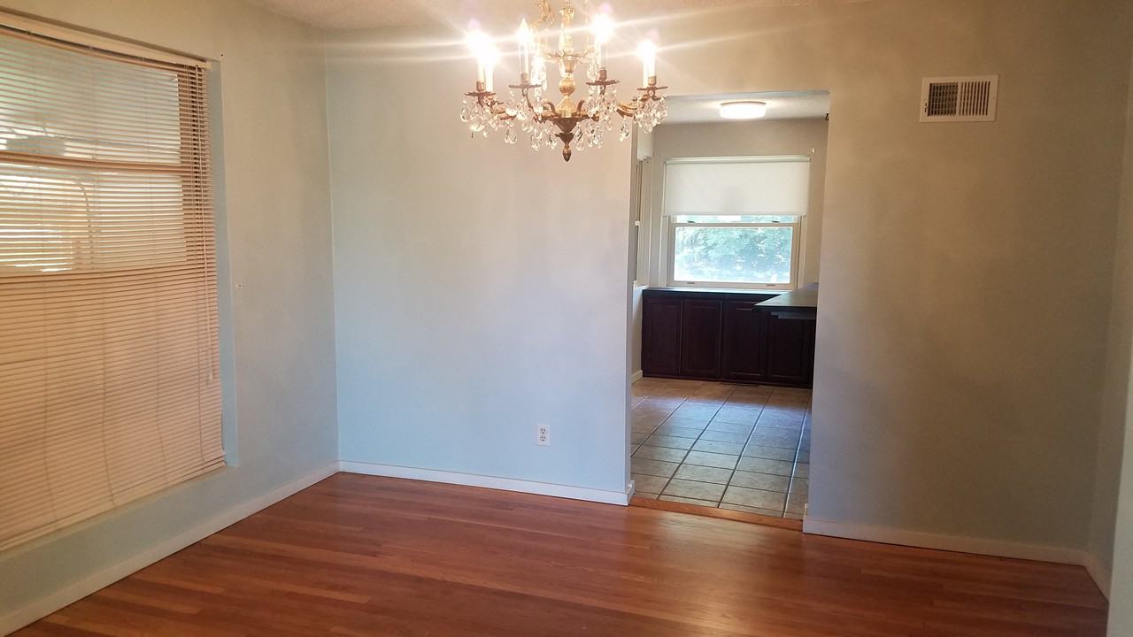 370 South Cotner Boulevard - Photo 3 of 13