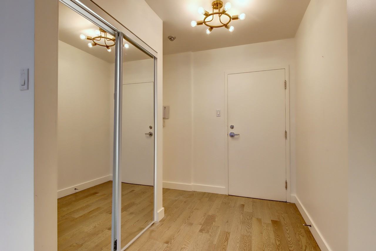 20 Rue Saint-Paul Ouest #202 - Photo 2 of 21