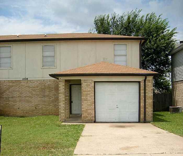 1009 Nw Summercrest Blvd B, Burleson, TX 76028 3 Bedroom Apartment