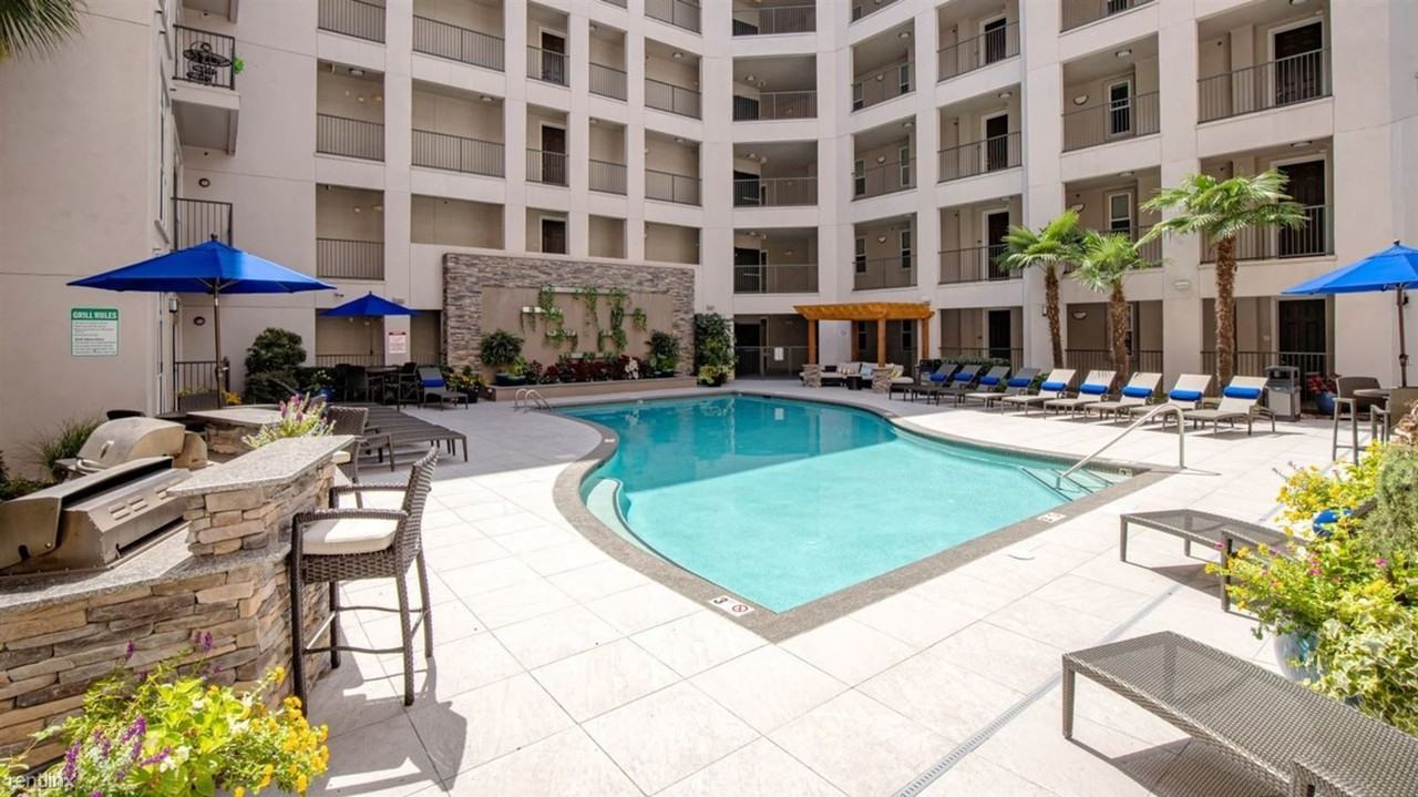 1312 S College St - Photo 2 of 38