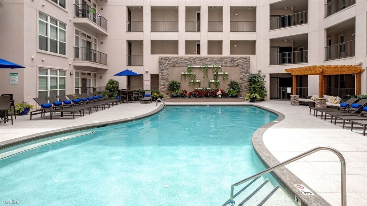 1312 S College St - Photo 3 of 38