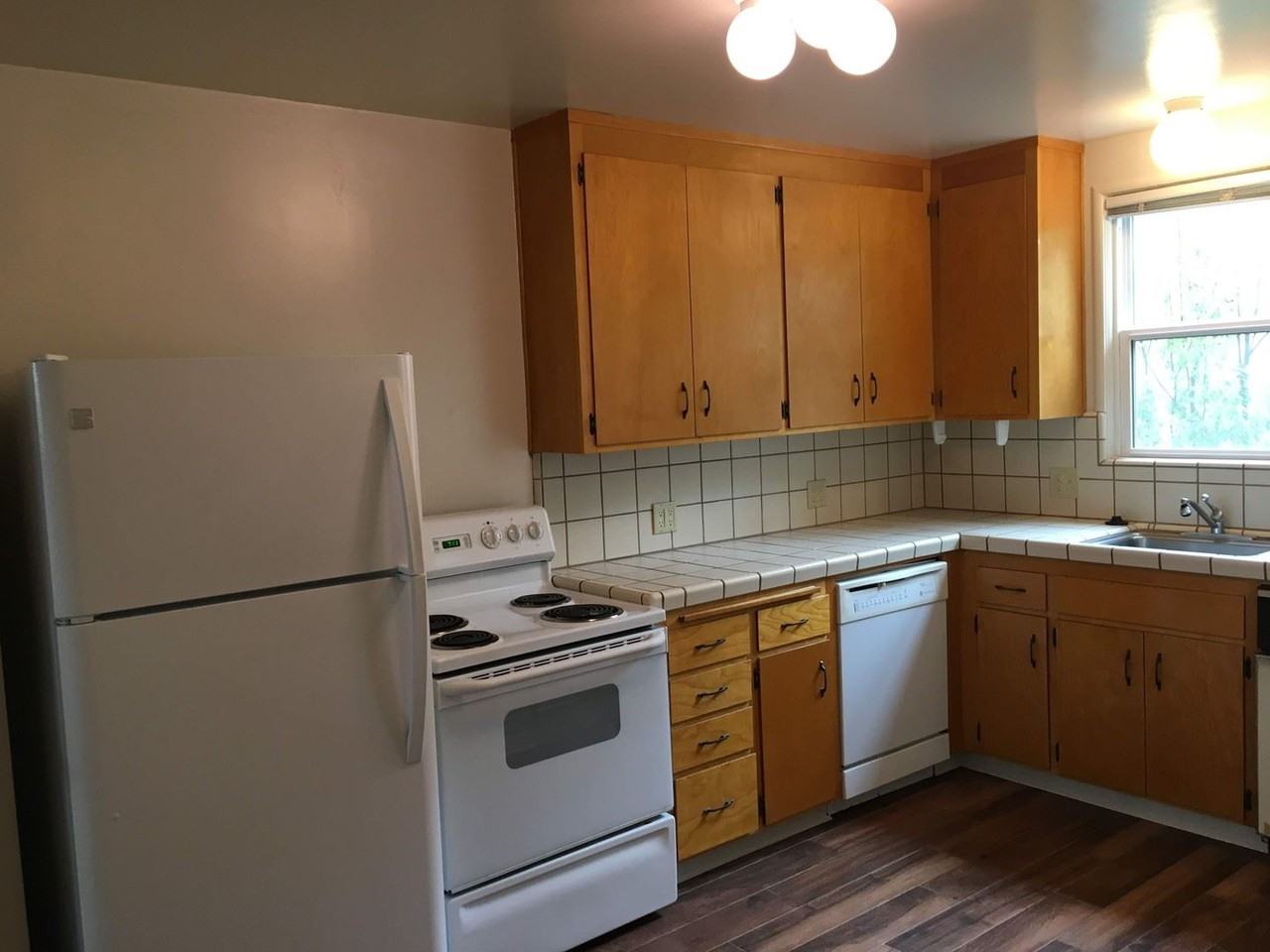 946 Chula Vista AVE. - Photo 2 of 18