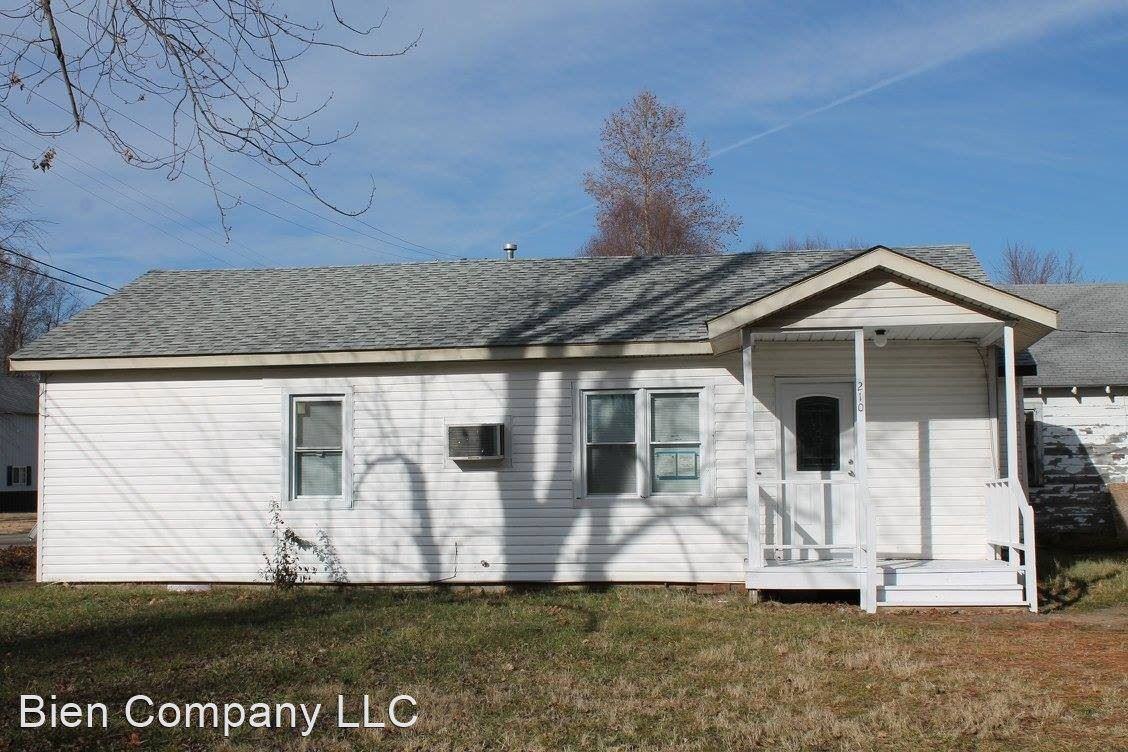 210 W Walnut St - Photo 2 of 5
