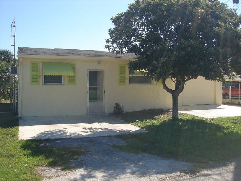 14952 Edgewater Cir - Photo 2 of 22