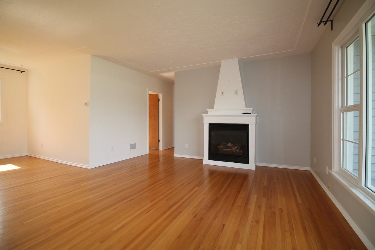 11020 115 St Nw - Photo 3 of 21