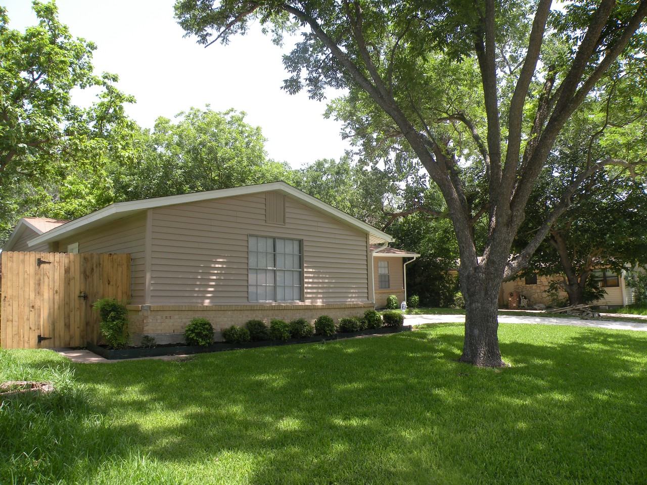 2325 Bayberry Dr - Photo 2 of 12