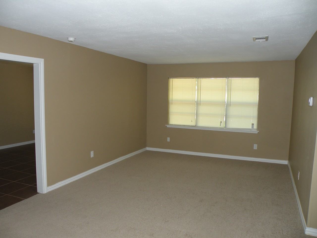 2325 Bayberry Dr - Photo 3 of 12