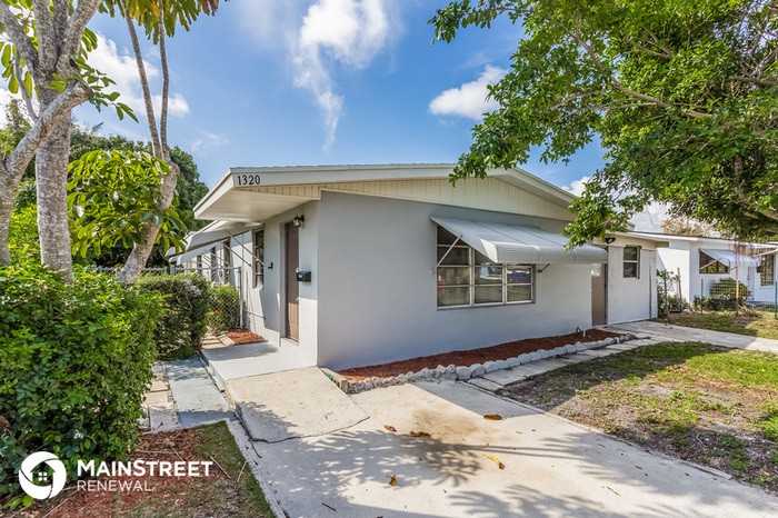 1320 8th St - Photo 3 of 16