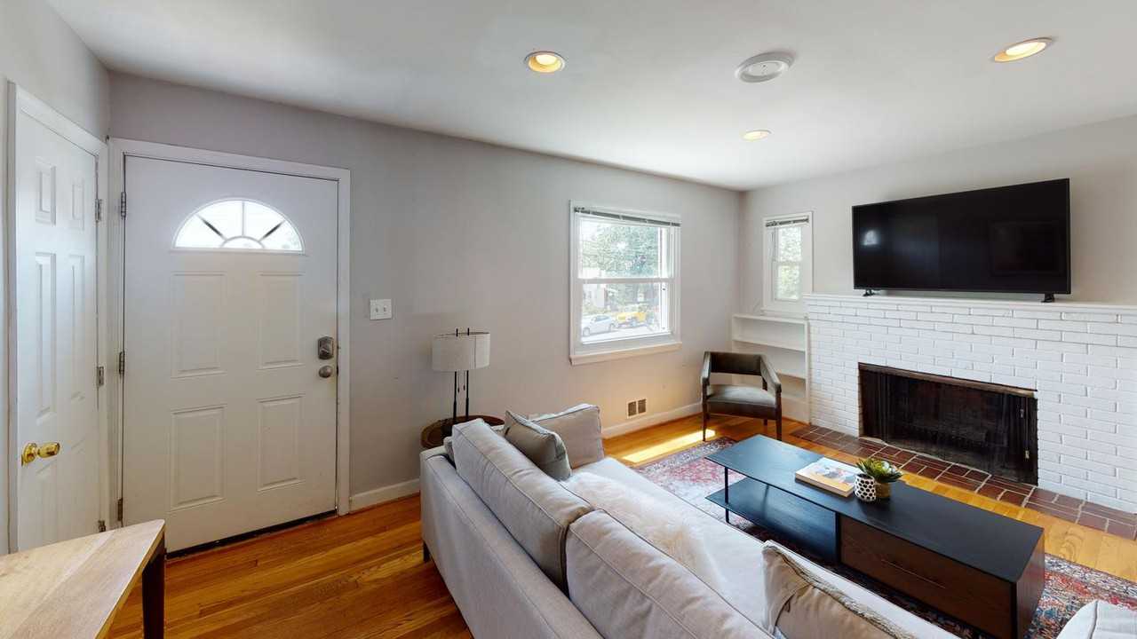 Lovely Arlington home with deck and backyard Apartments in Arlington