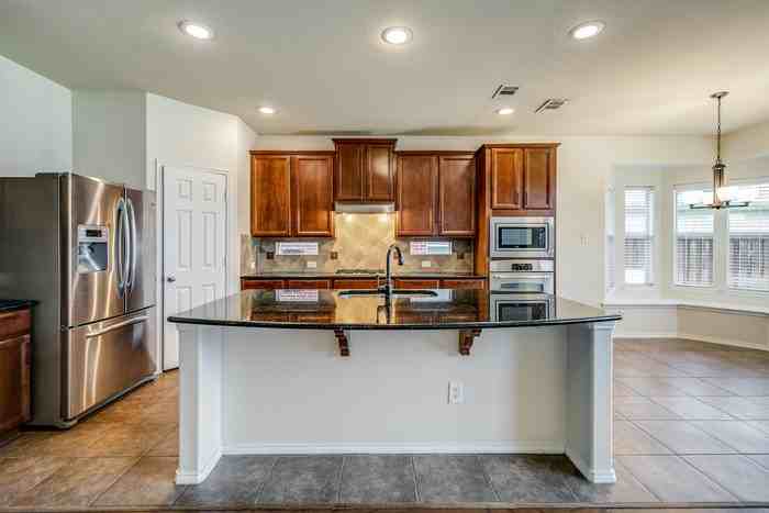 5233 Memorial Dr - Photo 2 of 25