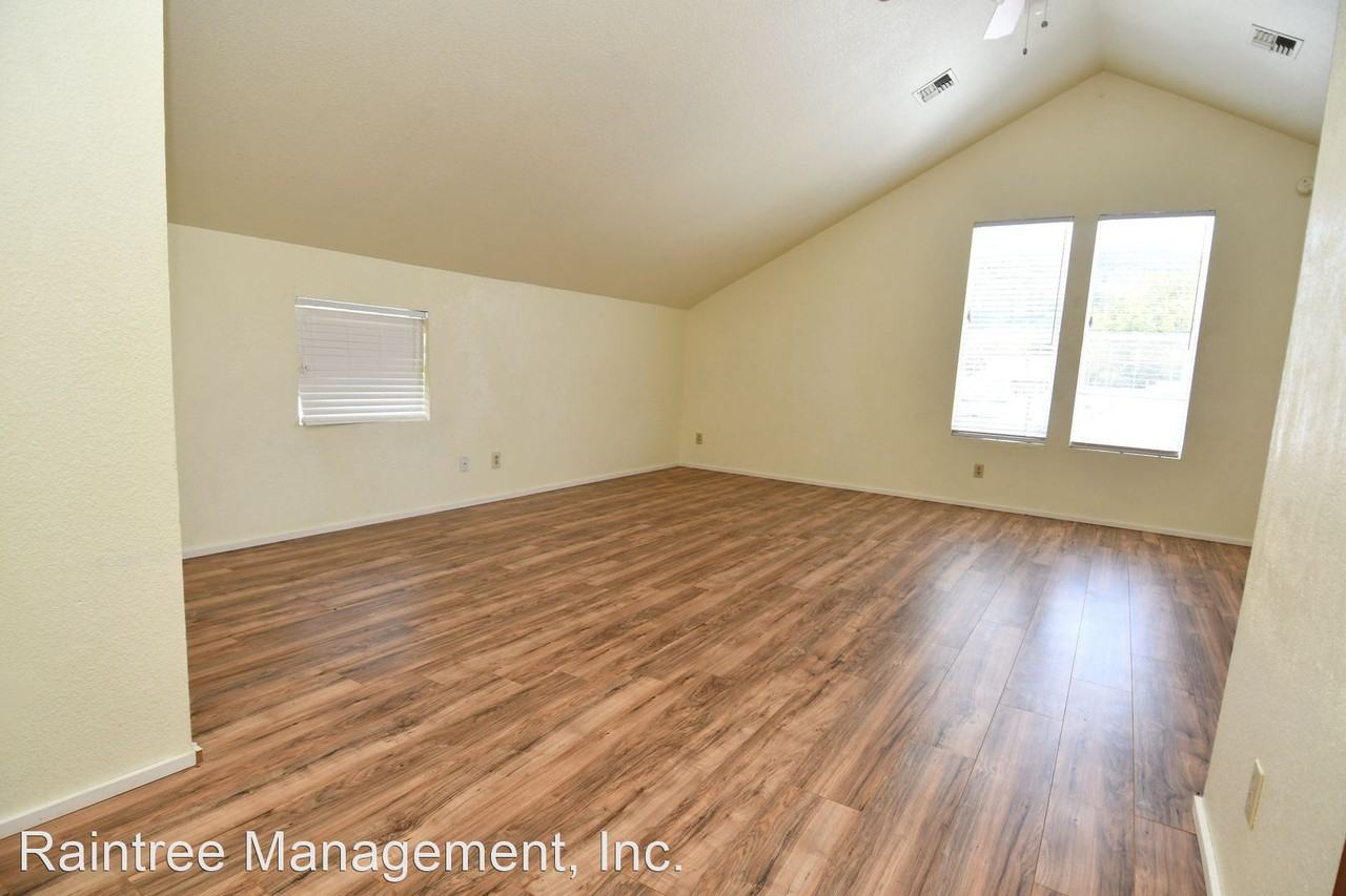 1537 SE Pine - Photo 2 of 8