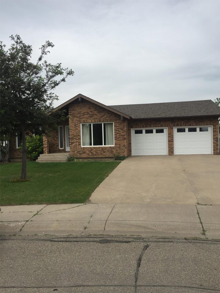1635 Admiral Cres, Moose Jaw, SK S6H 7N8 4 Bedroom Apartment for 2,000/month Zumper