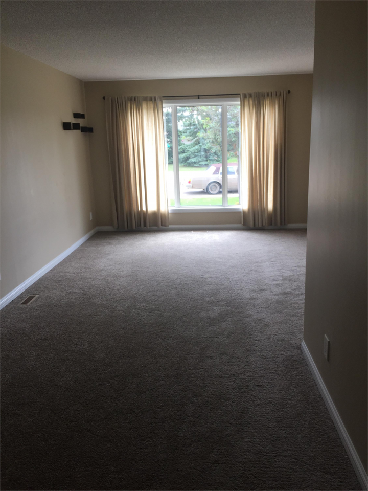 1635 Admiral Cres - Photo 2 of 10