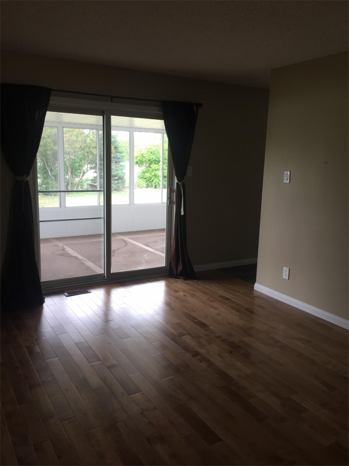 1635 Admiral Cres - Photo 3 of 10