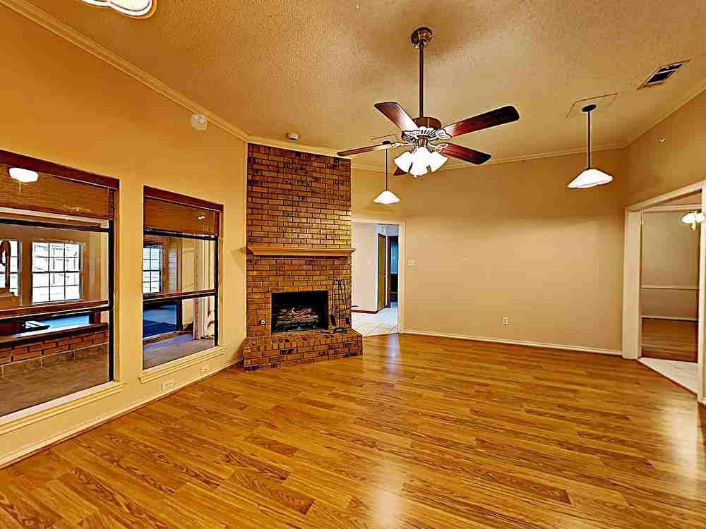 4411 Silverthorn Dr - Photo 2 of 16