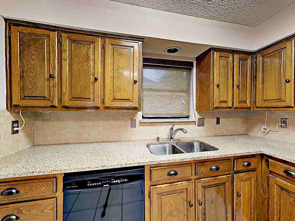 4411 Silverthorn Dr - Photo 3 of 16