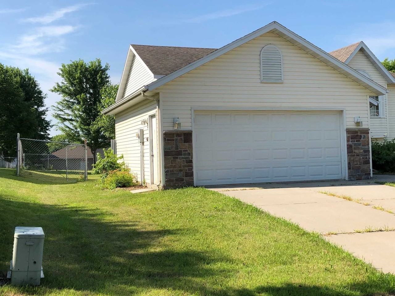 4466 London Ln Nw - Photo 2 of 36