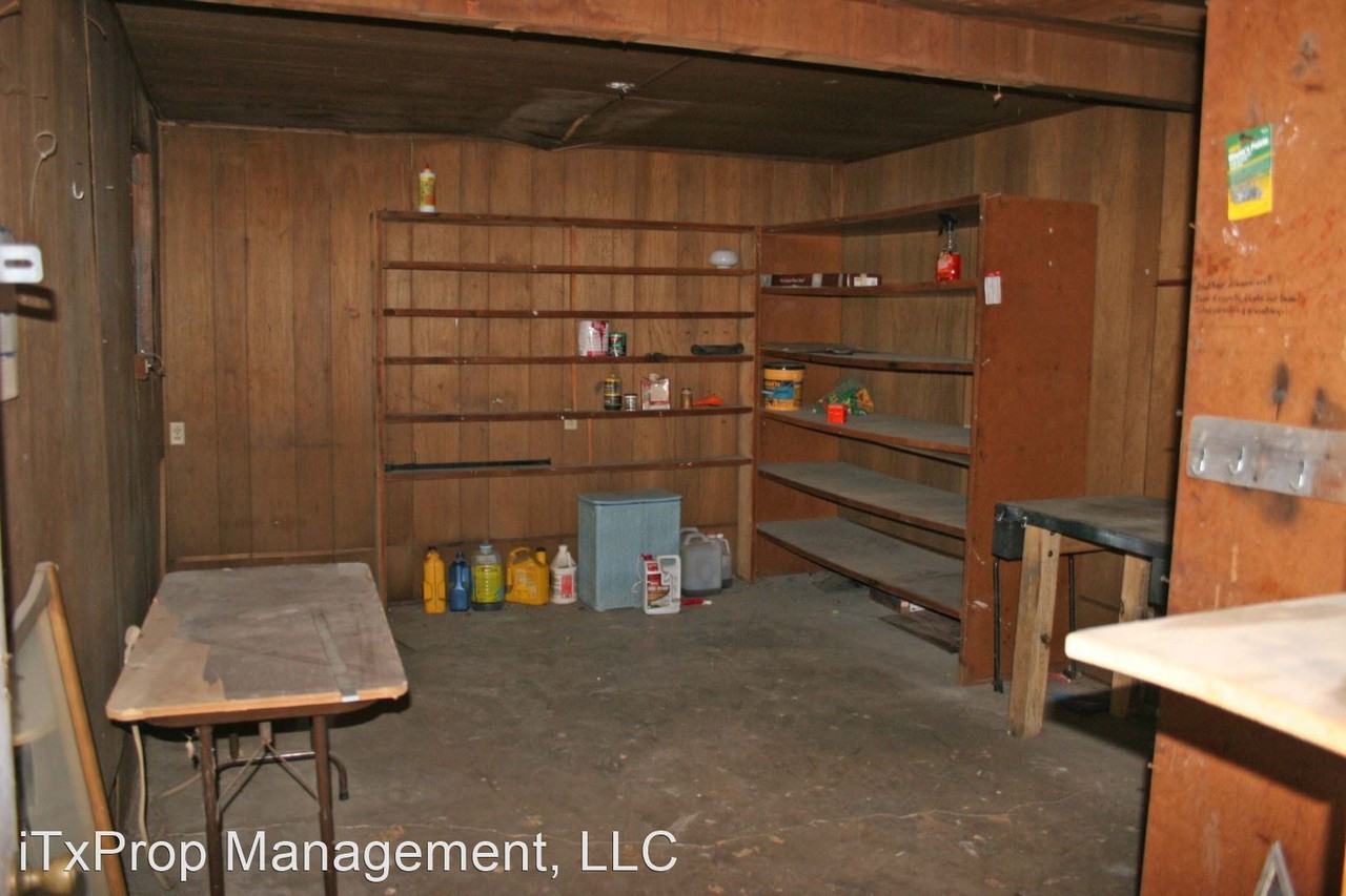819 Thomas St - Photo 2 of 19