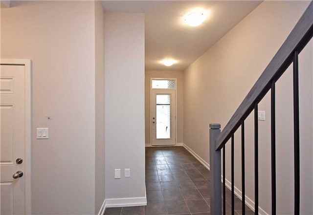 226 Squire Crescent #Main - Photo 3 of 18