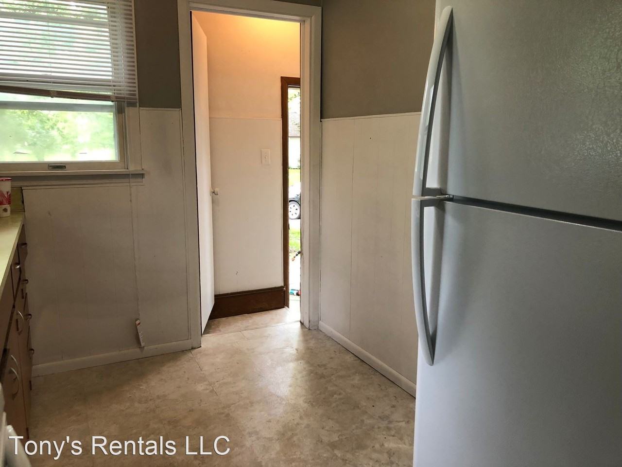 1605 6th St - Photo 3 of 8