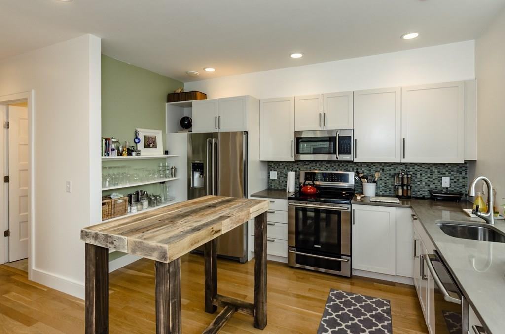 67 Beech Glen St Unit 1 - Photo 3 of 24