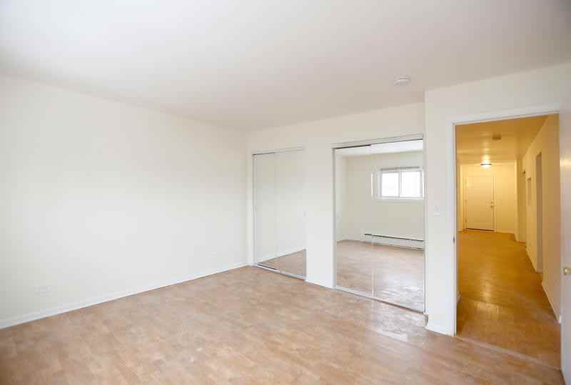 2942 W Montrose Ave - Photo 2 of 6