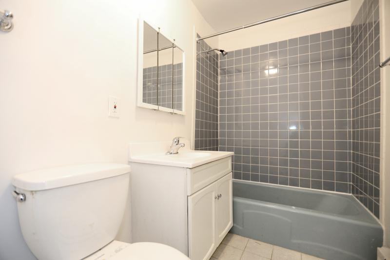 2942 W Montrose Ave - Photo 3 of 6