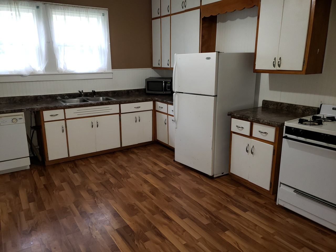 107 Maple St N - Photo 3 of 6