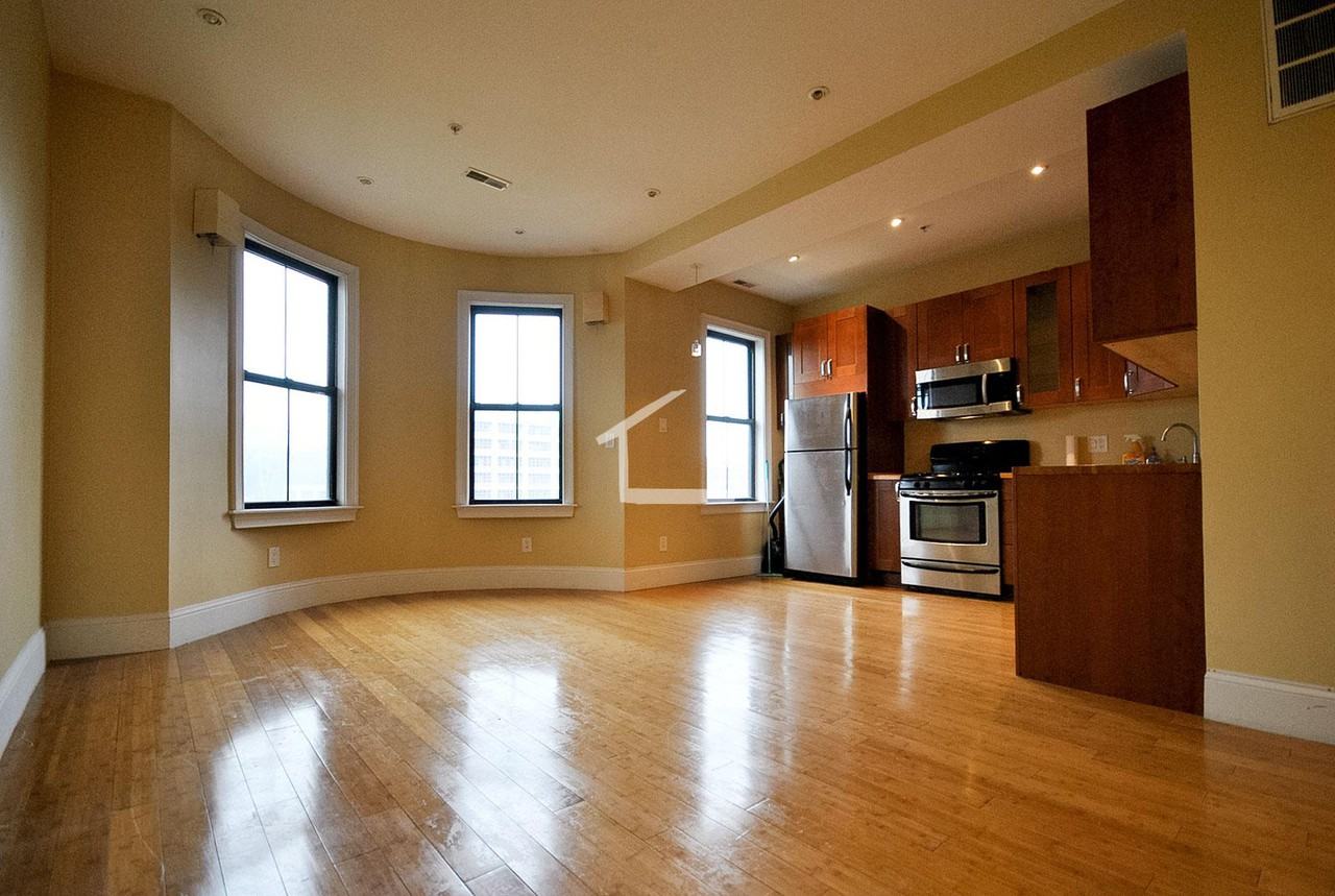 Cortes - Photo 2 of 9