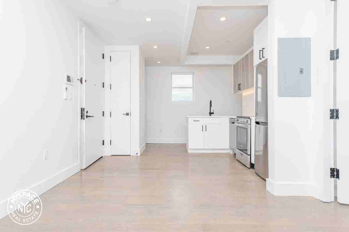 282 E 32nd St #2D - Photo 3 of 20