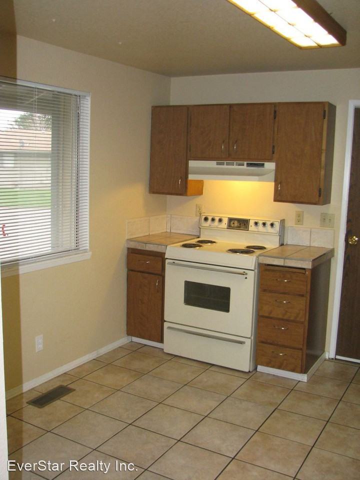 722 S. Morain St. - Photo 3 of 7