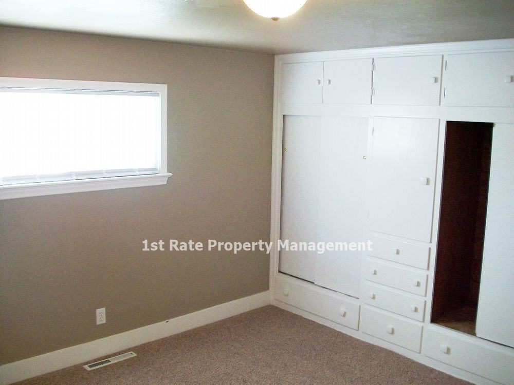 900 W Belmont St - Photo 3 of 10